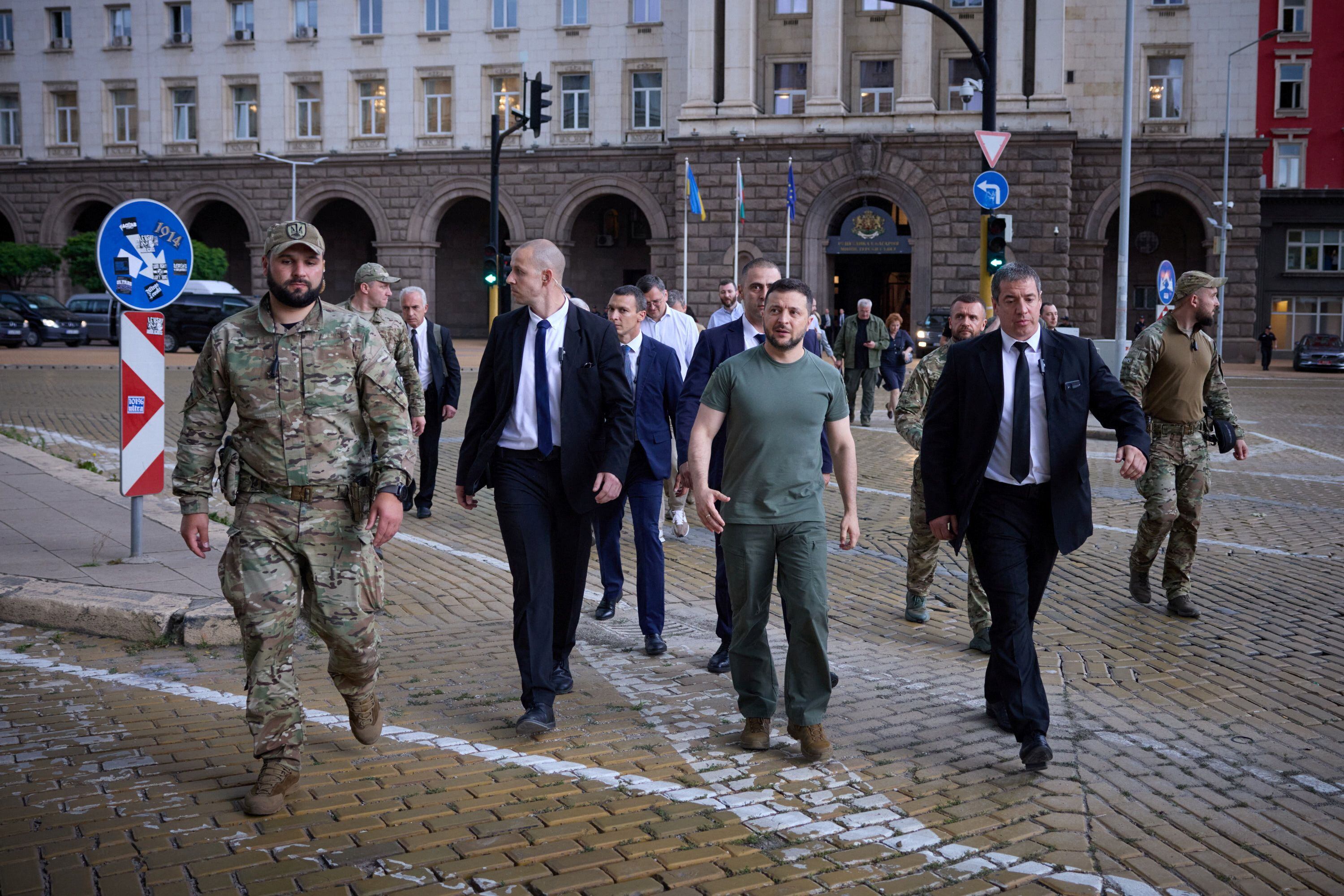 El presidente de Ucrania, Volodimir Zelensky, camina por una calle del centro de Sofía, Bulgaria, 6 de julio de 2023. Ukrainian Presidential Press Service/Handout via REUTERS