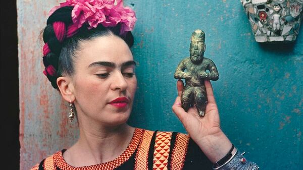 Frida Kahlo con una figura Olmeca, foto de 1939. © Nickolas Muray Photo Archives