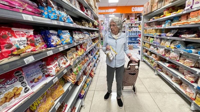 Una jubilada camina en un supermercado en Buenos Aires en un contexto de alta inflación que impacta en el consumo de los argentinos. 19, dic,  2023. REUTERS/Agustin Marcarian
