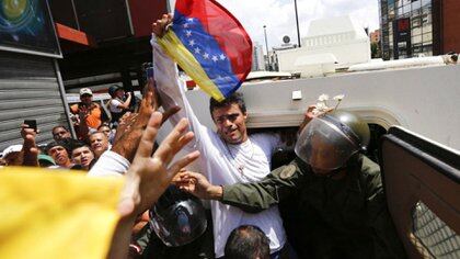 El 18 de febrero de 2014 el régimen de Maduro encarceló a López (Reuters)