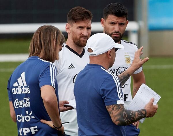 Los jugadores de la Selección Argentina Lionel Messi y Sergio Agüero, con el seleccionador Jorge Sampaoli durante el entrenamiento para el Mundial de Rusia 2018 (EFE)