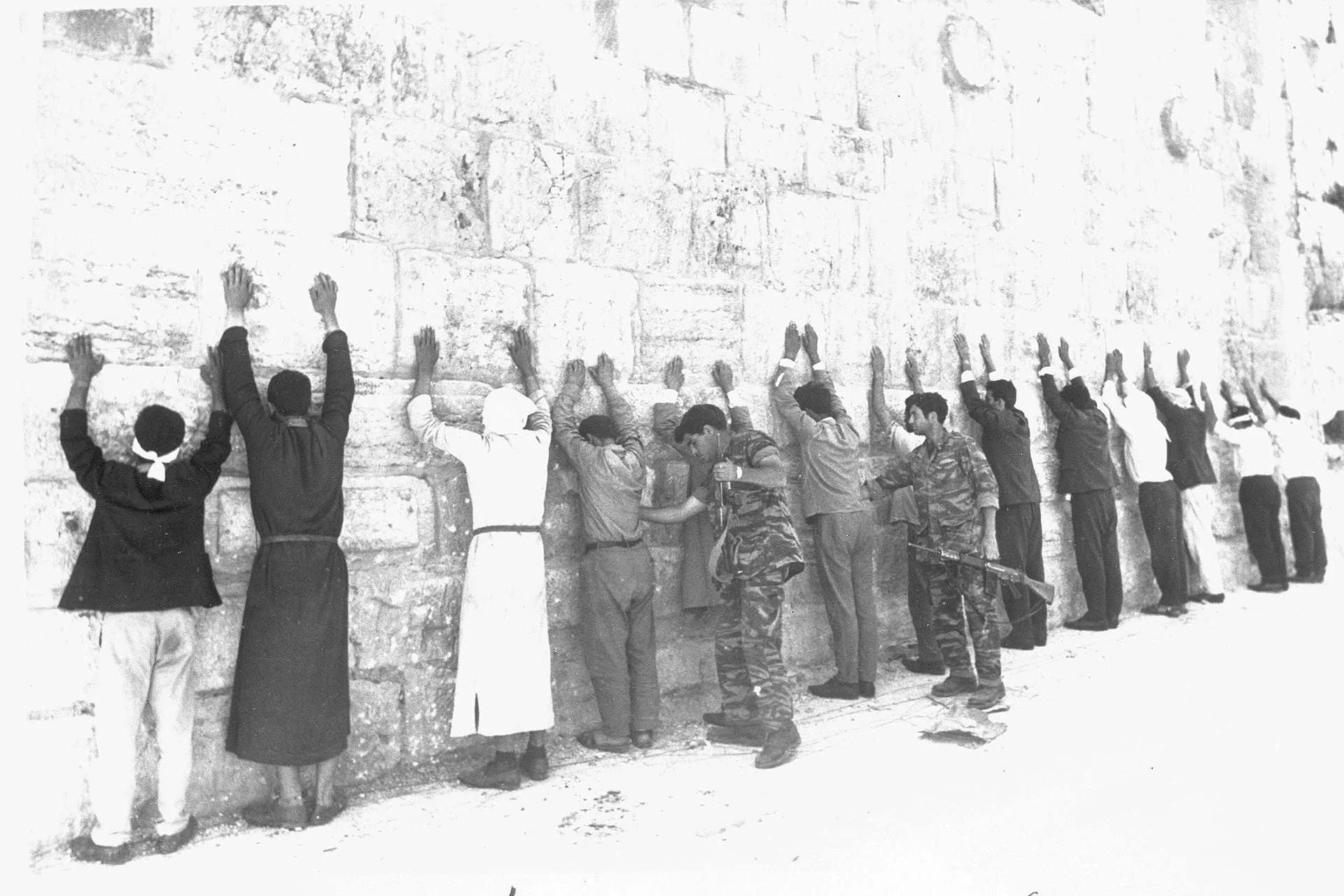 8 de junio de 1967. Soldados israelíes revisan a prisioneros jordanos en la ciudad vieja de Jerusalén.