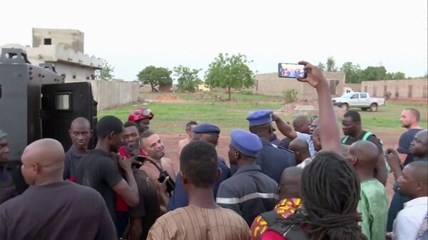 PolicÃ­as y miembros de la misiÃ³n de la ONU en un campamento malienseÂ (Reuters)