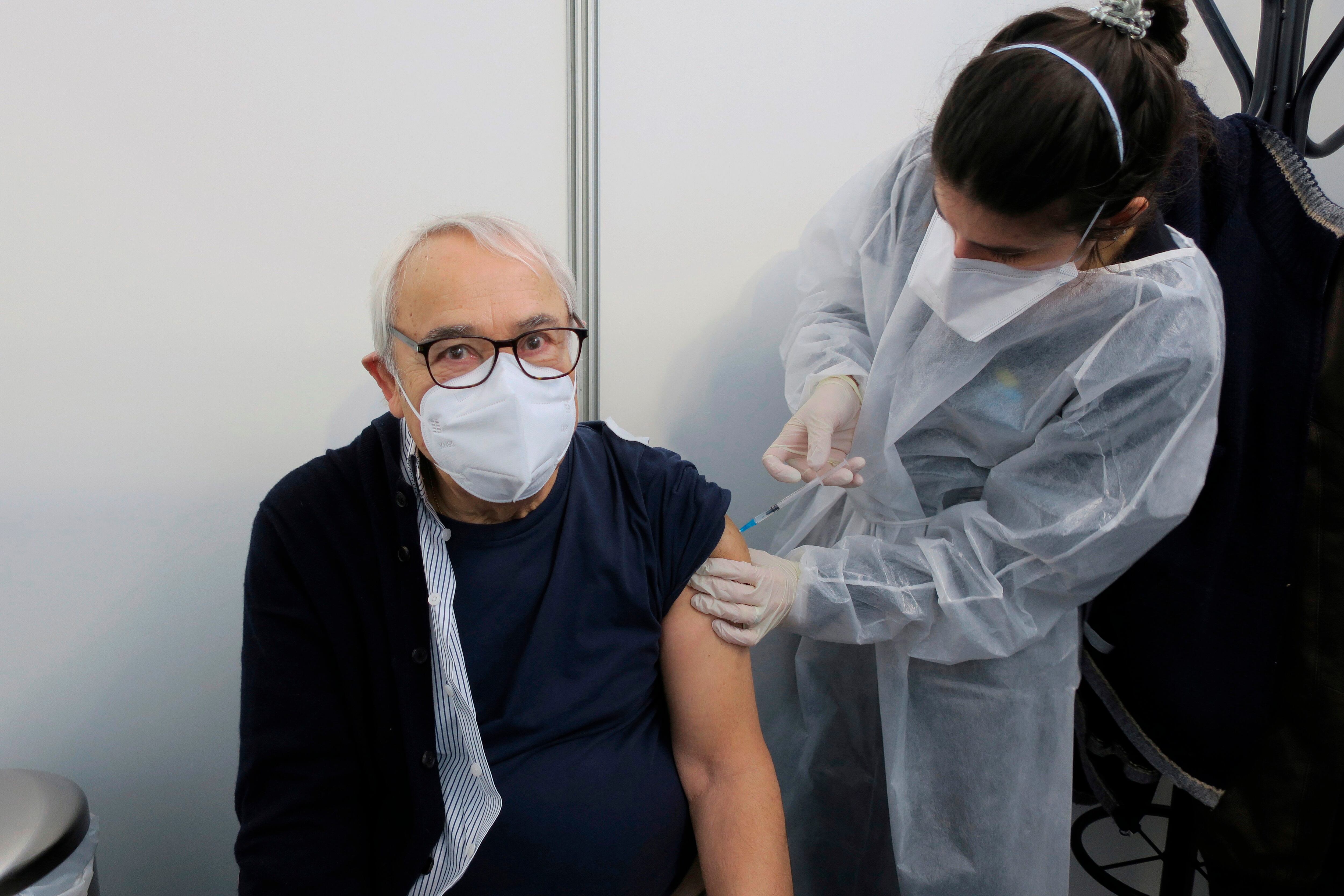 Una persona recibe una vacuna en el pabellón deportivo Carlos Queiroz en Oeiras, afueras de Lisboa, en una fotografía de archivo. EFE/Andrea Caballero