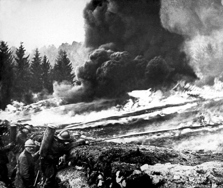 Soldados franceses usan fuego líquido en trincheras de primera línea. Los lanzadores de llama de la Primera Guerra Mundial fueron usados por primera vez por los alemanes en Verdun en 1915 (Shutterstock)