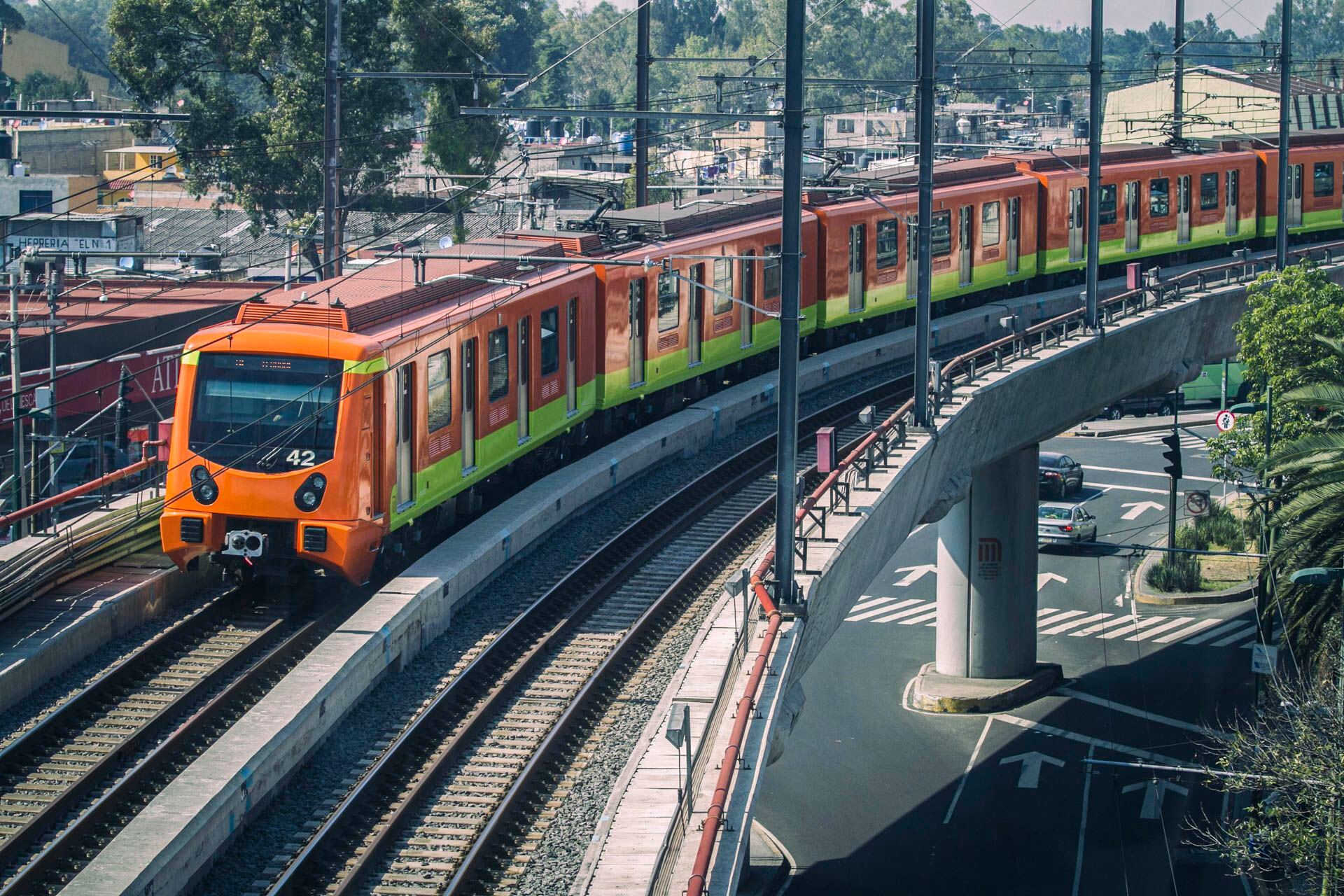 CIUDAD DE MÉXICO, 27DICIEMBRE2016.- Convoy de la Línea 12 del Metro recorre una de las curvas que fueron rehabilitadas.
