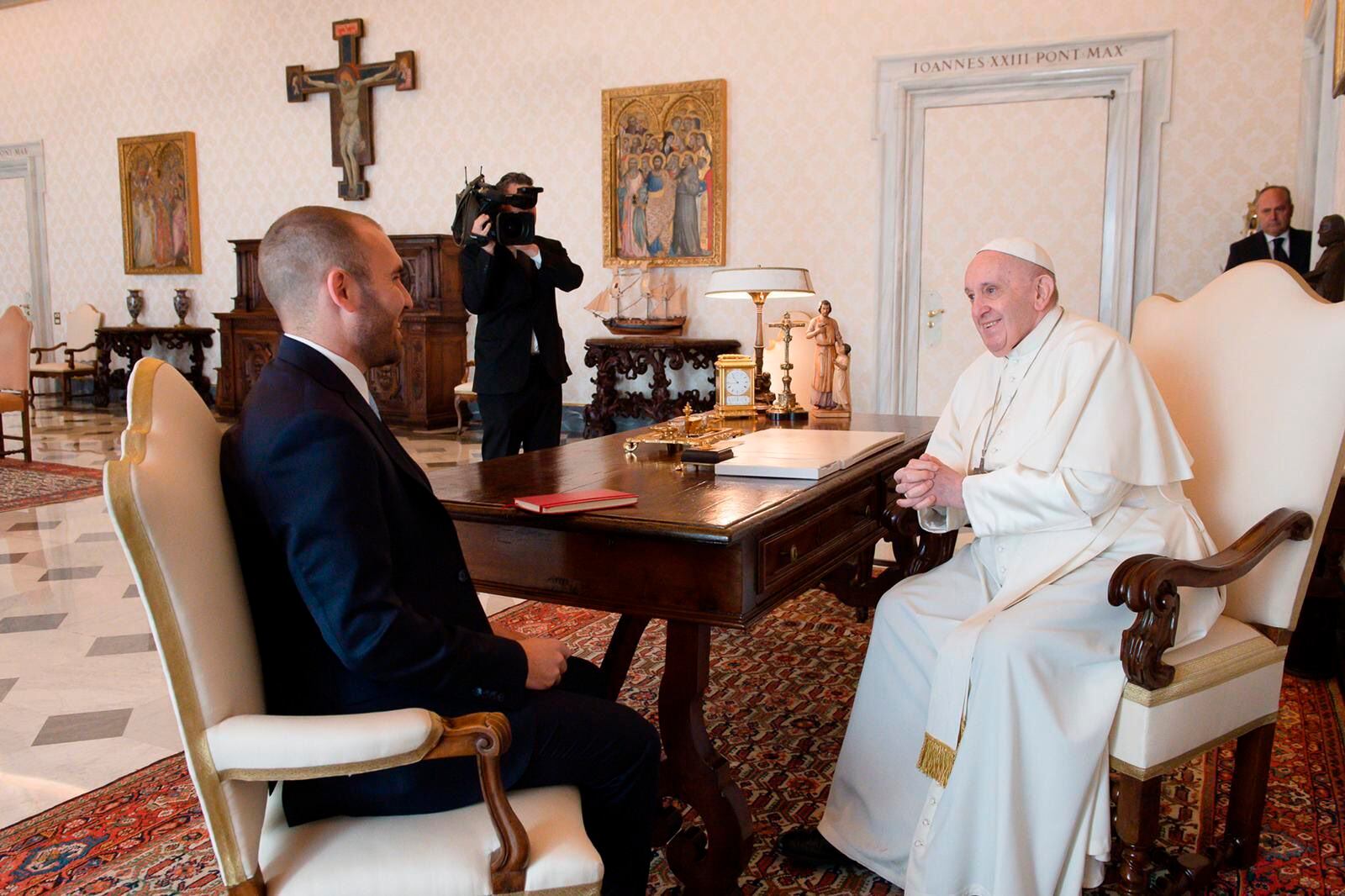 El papa Francisco cuando recibió en audiencia privada al ministro Economía, Martín Guzmán, en el marco de la gira que mantiene por varios a países europeos para dialogar sobre la renegociación de la deuda con FMI
