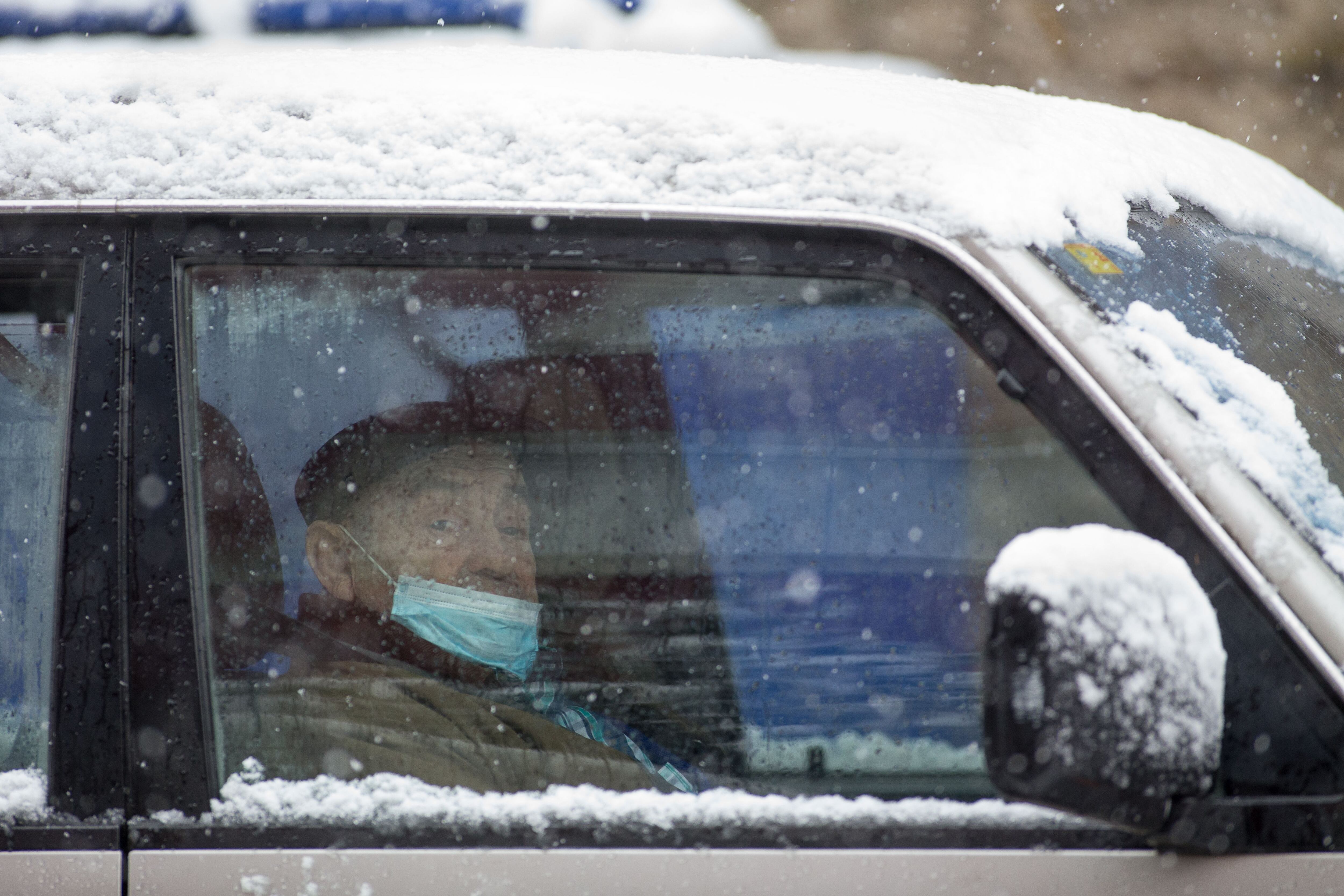 Un anciano  permanece en su vehículo durante la nevada en Becerrea, en Lugo, Galicia (España), a 4 de diciembre de 2020. (Carlos Castro/ Europa Press)
