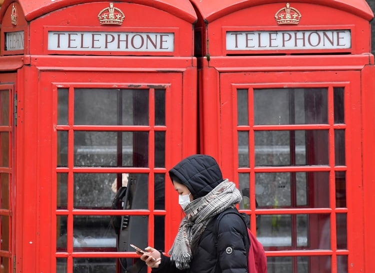 Una mujer mira su celular en Londres. REUTERS/Toby Melville