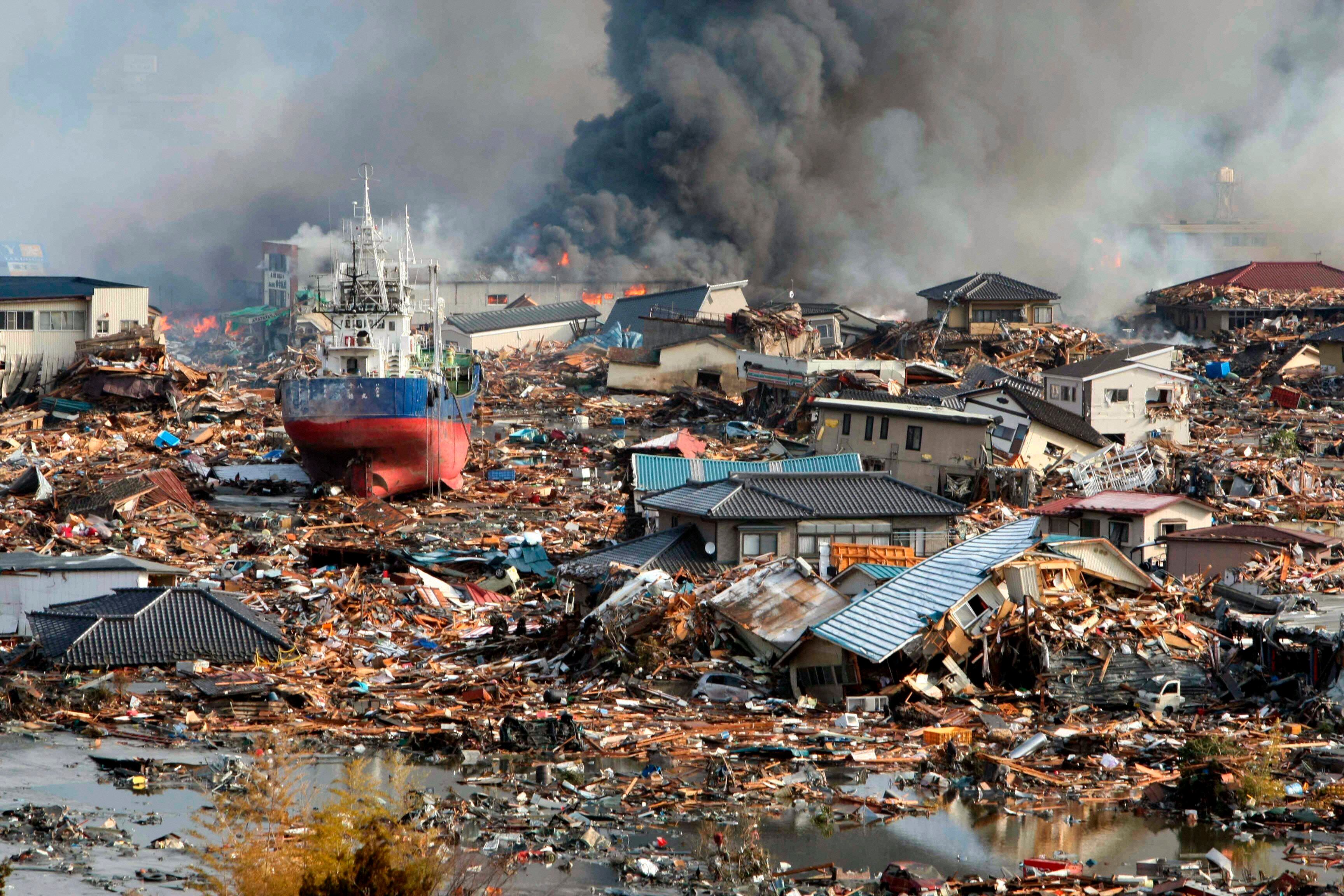 Escombros en la localidad de Kisenuma en la región de Miyagi (Japón) tras el tsunami provocado por el terremoto de 8,8 grados de magnitud que arrasó parte de la costa noreste de Japón, causando más de 15.000 muertes, miles de desaparecidos y un accidente nuclear en la central nuclear de Fukushima (EFE/STR)