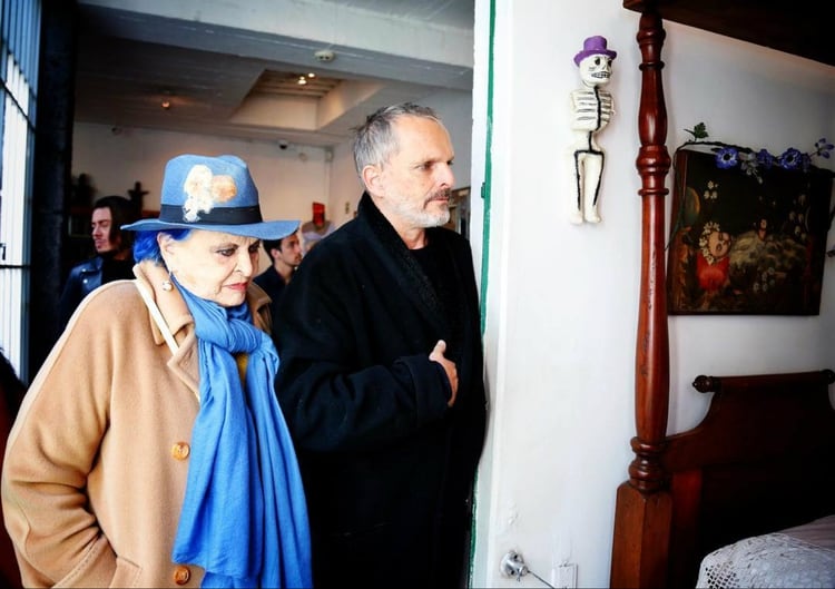 Miguel Bosé en la Casa Azul de Frida Kahlo, junto a su madre, Lucía Bosé (Instagram)