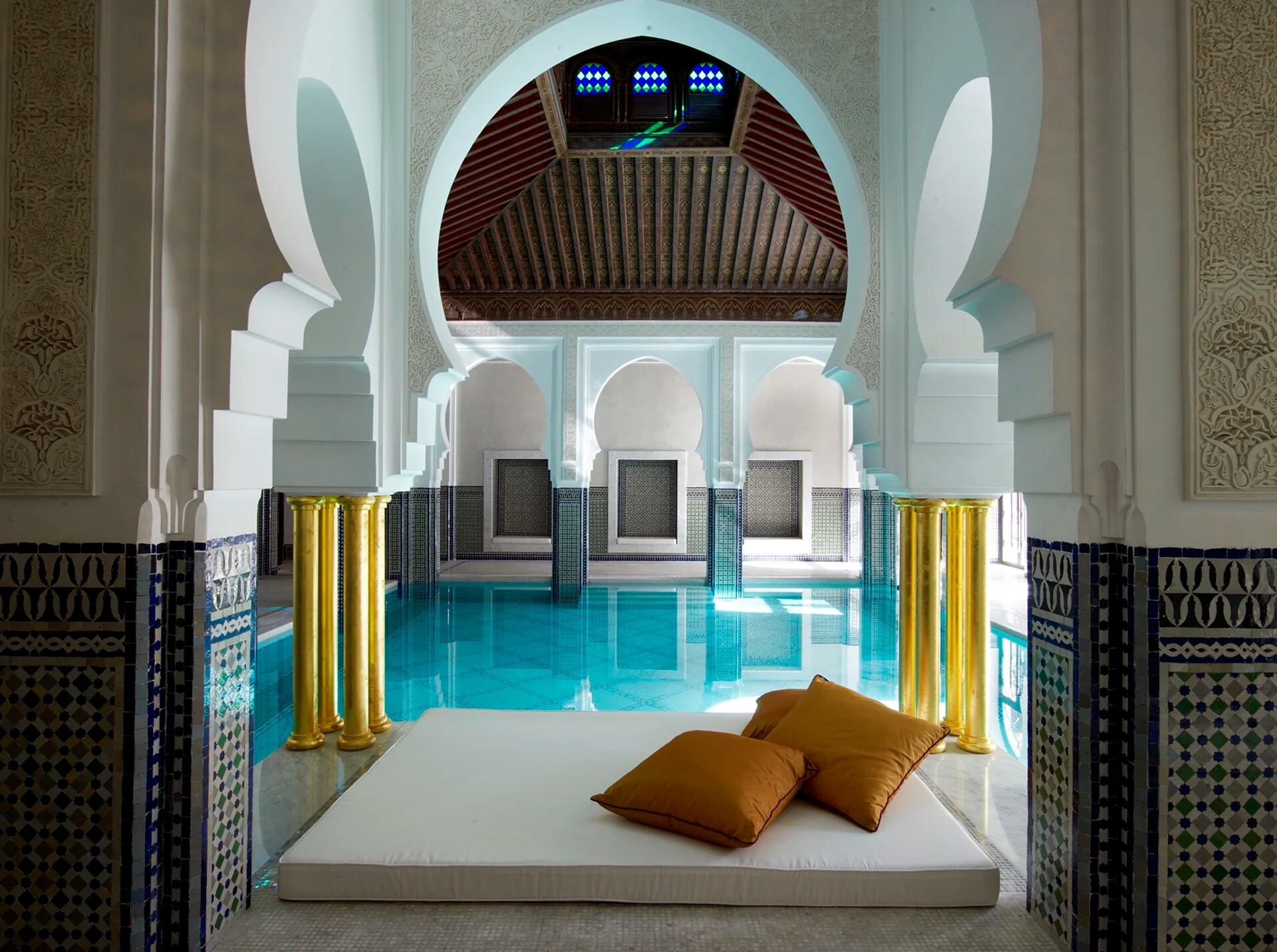 La piscina interna, con camas y una vista al exterior del complejo (Fine Hotels Spa & Resort of The World)
