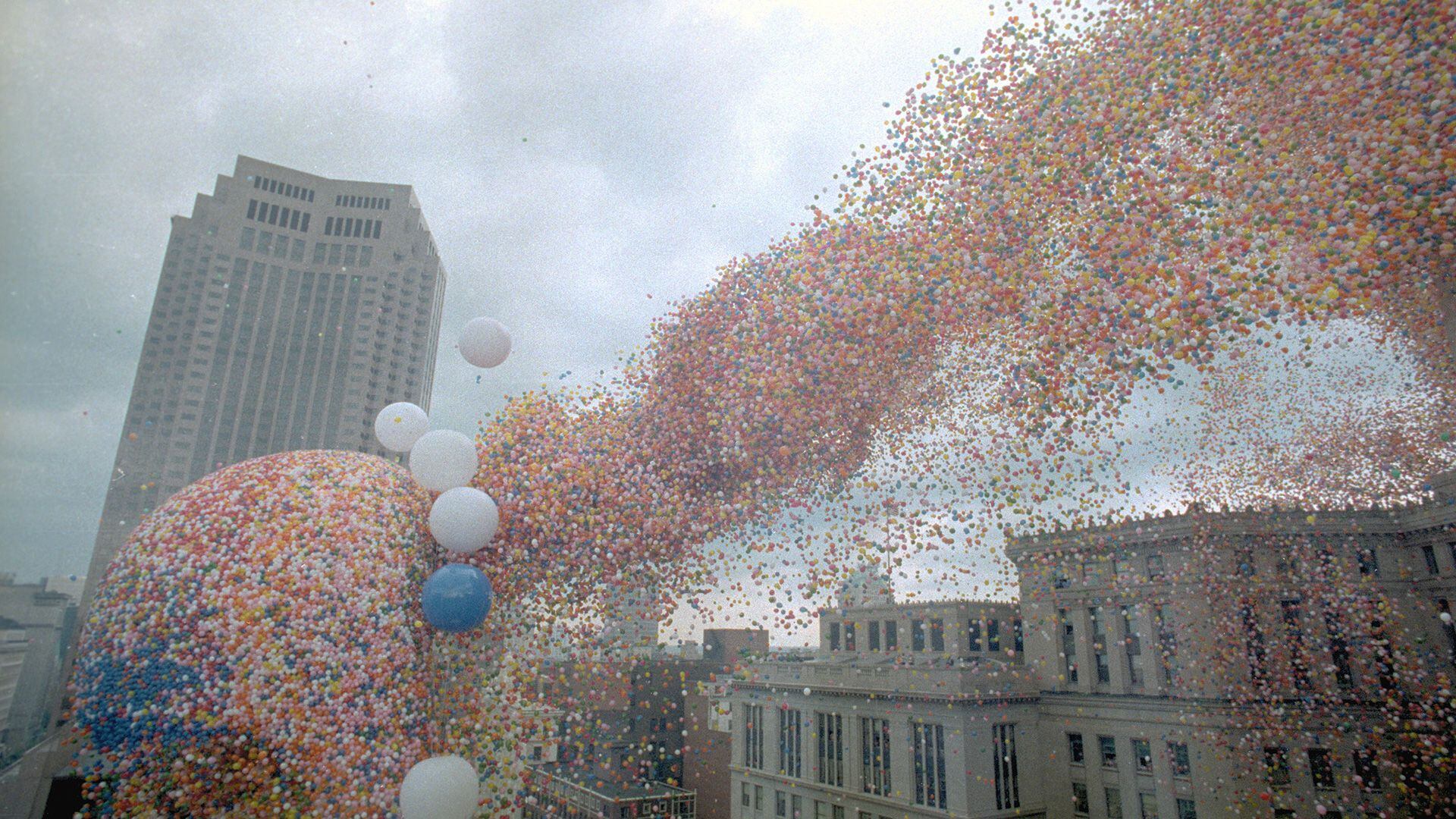 El 27 de septiembre de 1986, 1.5 millones de globos de colores fueron lanzados en Cleveland, Ohio, Estados Unidos. Entraron al Libro Guiness de los Récords a un precio muy alto 