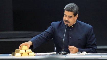 Nicolas Maduro con lingotes de oro (REUTERS/Marco Bello/File Photo)