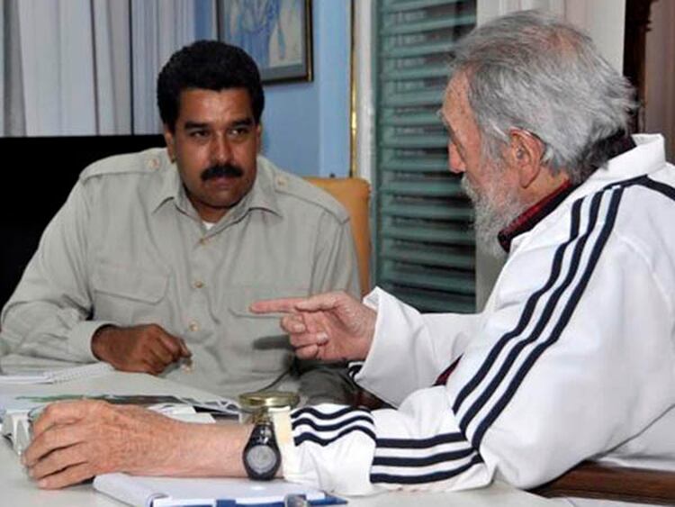 Fidel Castro junto a Nicolás Maduro, en 2013 en La Habana. El extinto líder cubano se encargó de rodear con hombres de su confianza al heredero de Chávez cuando este enfermó