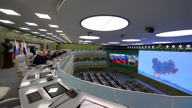 El presidente ruso Vladimir Putin observando el testeo del Avangard (Reuters)