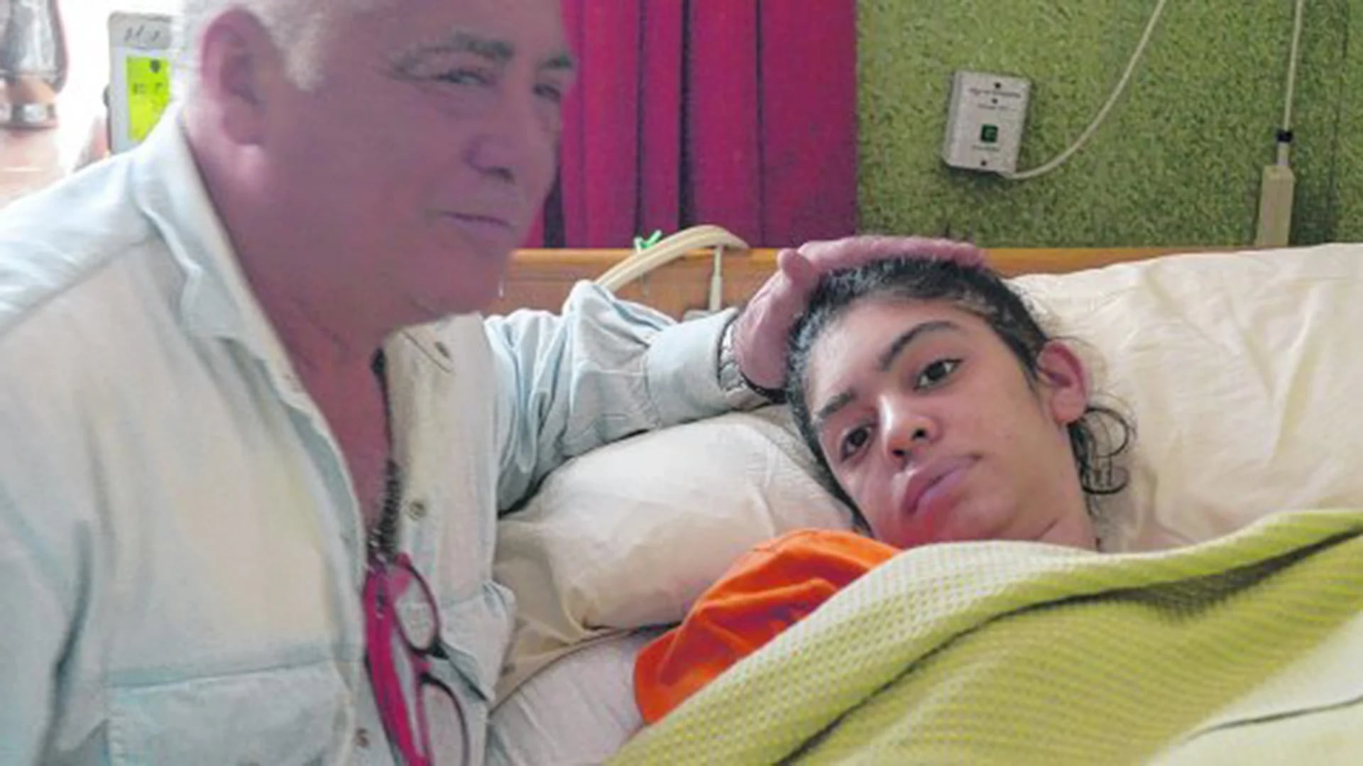 Berenice Conte, junto a su padre Marcelo, en la clínica de rehabilitación neurológica (La Capital)