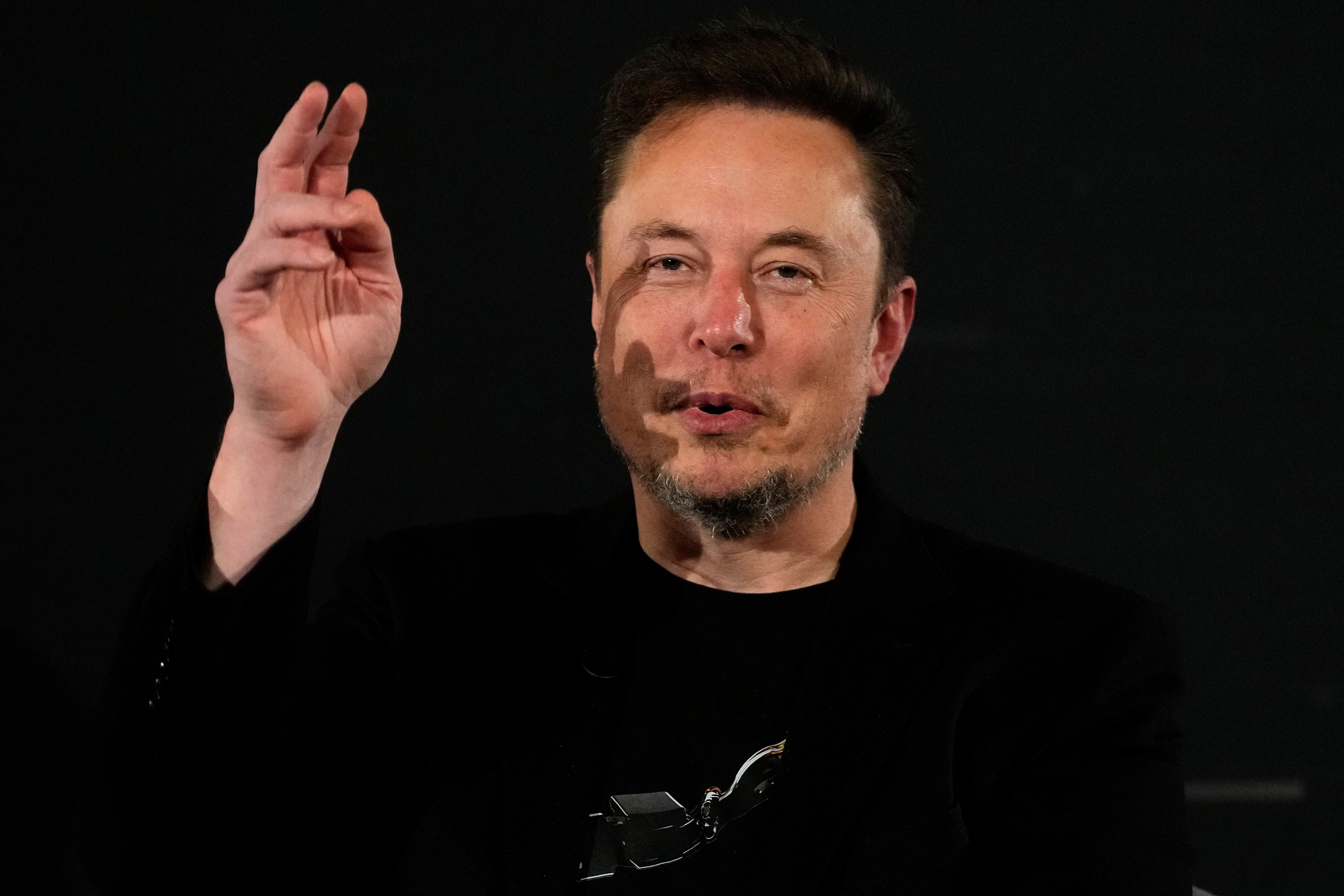 ARCHIVO - Elon Musk, dueño de la red social X, gesticula durante un evento con el primer ministro británico Rishi Sunak en Londres, 2 de noviembre de 2023. (AP Foto/Kirsty Wigglesworth, Pool, File)