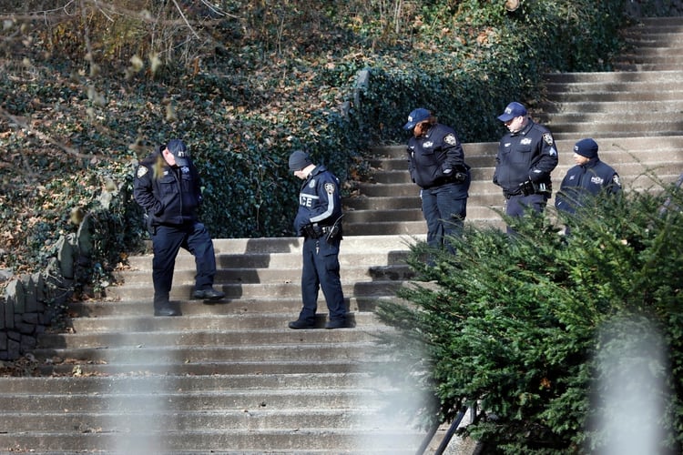 Oficiales de seguridad buscan en Morningside Park evidencias que puedan dar con el o los asesinos de Tessa Majors (AP Photo/Richard Drew)