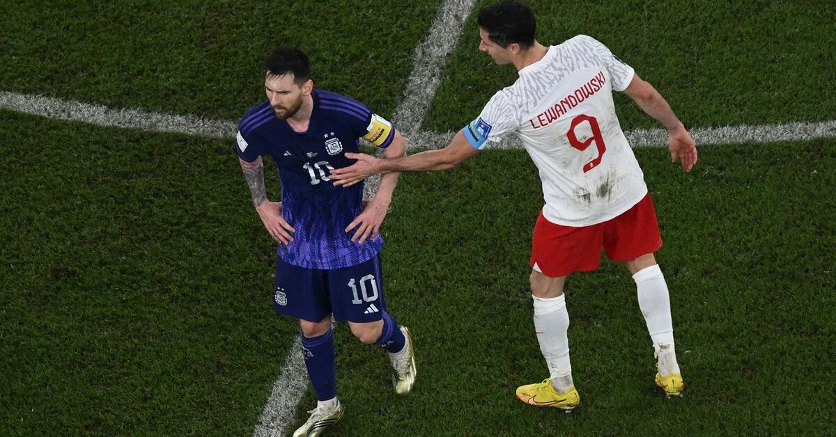 Un incrocio teso tra Messi e Lewandowski al termine della vittoria dell’Argentina sulla Polonia ai Mondiali di Qatar 2022.