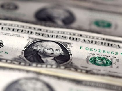 El dólar para el público ahora tiene una carga fiscal del 65% y se paga más de $ 132 en promedio.