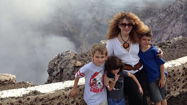 Belli, con tres de sus nietos en el volcán Santiago, en Masaya, Nicaragua.