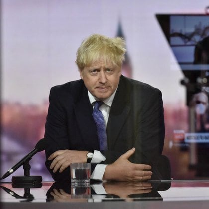 El primer ministro británico, Boris Johnson, aparece en el programa The Andrew Marr Show de BBC TV en Londres, Gran Bretaña, el 4 de octubre de 2020. Foto tomada a través de un cristal.  Jeff Overs / BBC / Brochure via REUTERS ESTA IMAGEN FUE SUMINISTRADA POR UN TERCERO.  NO REVENTA.  SIN ARCHIVOS.  NO HAY NUEVO USO 21 DÍAS DESPUÉS DE LA EMISIÓN