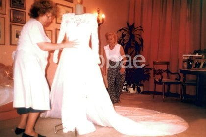 Elsa Serrano ultimando los detalles del vestido de novia de Claudia Villafañe
