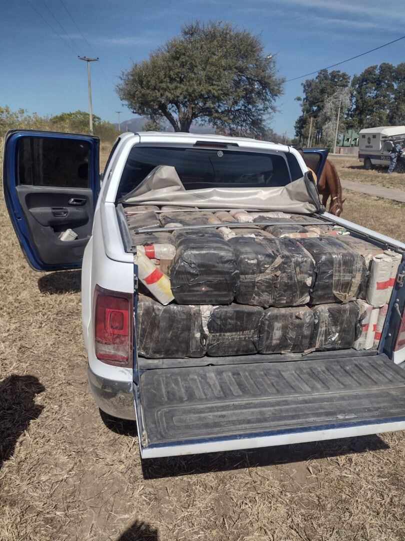 La camioneta en la que encontraron parte de la carga (Fotos: Gendarmería)