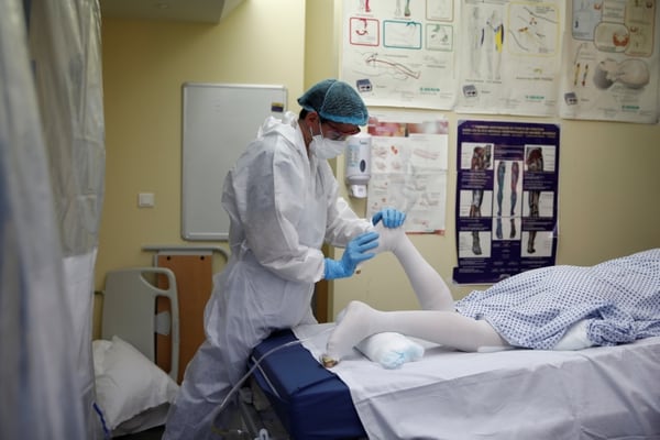 Un paciente que padece coronavirus es tratado en una unidad de cuidados intensivos del hospital franco-británico de Levallois-Perret, cerca de París, el 15 de abril de 2020. (REUTERS/Benoit Tessier)