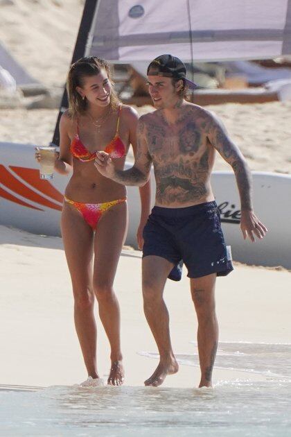 Justin Bieber y su esposa, Hailey, se tomaron unos días de vacaciones y viajaron a Turks and Caicos. Allí disfrutaron de las paradisíacas playas, se refrescaron en el mar, tomaron sol y practicaron deportes acuáticos