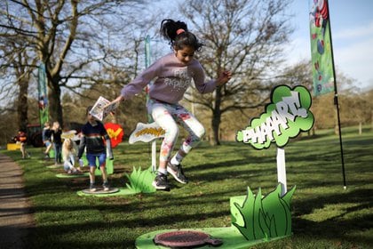 Niños juegan en los Royal Botanic Gardens, Kew in London, Britain, March 30, 2021. REUTERS/Tom Nicholson
