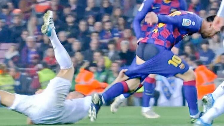 Kroos, superado, apeló a tomar al delantero para detenerlo. Y provocó la imagen viral