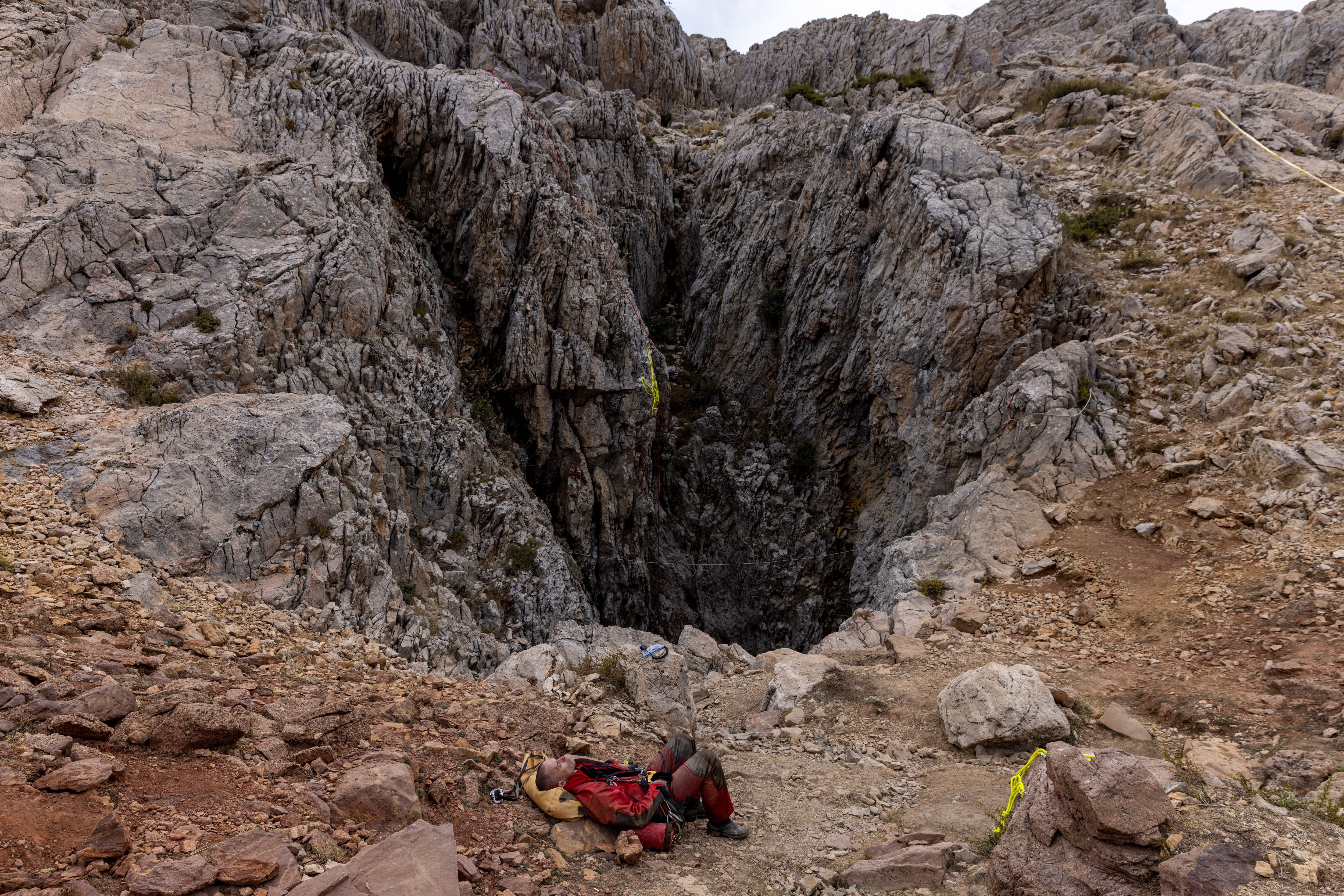 La entrada de la cueva en la que quedó atrapado Dickey (REUTERS/Umit Bektas)