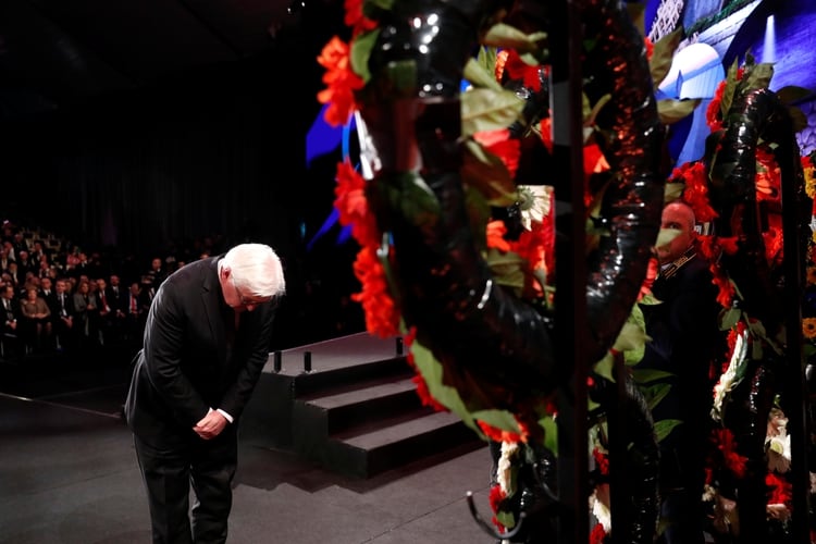 El presidente alemán Frank-Walter Steinmeier se inclina durante la ceremonia de entrega de una ofrenda floral por las víctimas del Holocausto (REUTERS/Ronen Zvulun)