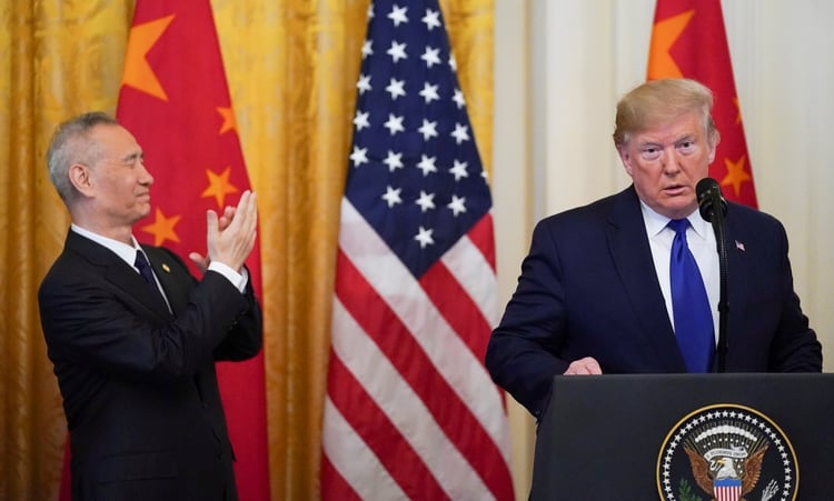 Liu He aplaude al presidente Donald Trump mientras habla (REUTERS/Kevin Lamarque)