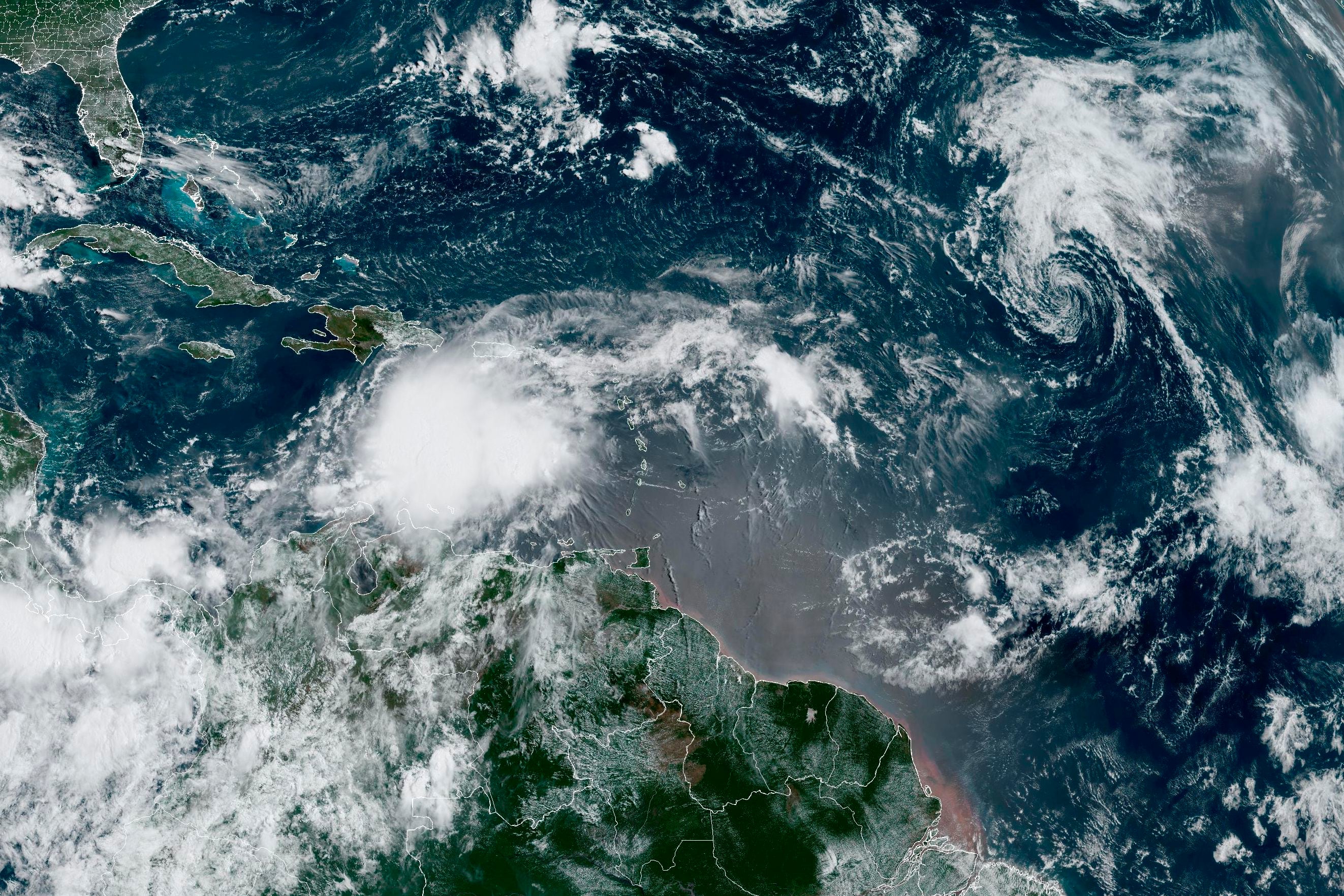 En una imagen satelital, proporcionada el lunes 21 de agosto de 2023 por la Oficina Nacional de Administración Oceánica y Atmosférica de Estados Unidos, se muestra la tormenta tropical Franklin al sur de la isla de la Española. (NOAA vía AP)