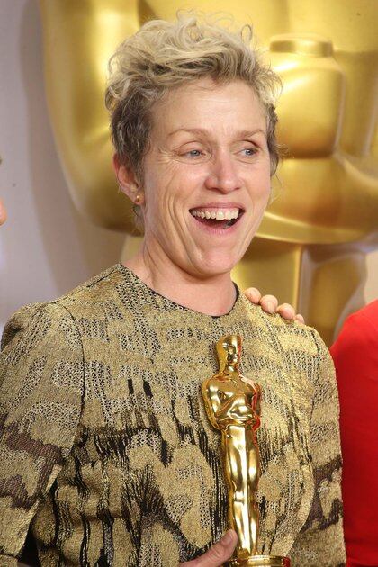 Frances McDormand con su segundo Oscar, en 2018. (Shutterstock)