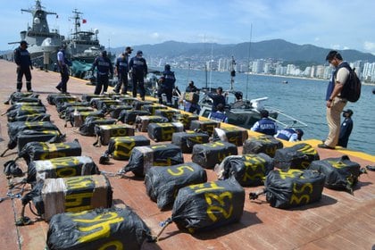 En un conteo inicial, los bultos de este evento arrojaron un peso aproximado de 2,000 kilogramos, sin embargo, el peso ministerial será confirmado por la autoridad correspondiente (Foto: SEMAR/REUTERS)