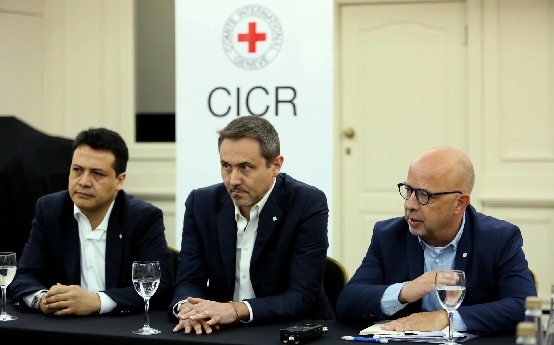 Diego Rojas, jefe de la misión del CICR en Buenos Aires, junto a Lorenzo Caraffi, jefe de la Delegación regional para Argentina Brasil, Chile, Paraguay y Uruguay y Corbaz (Sebastian Klein/CICR)