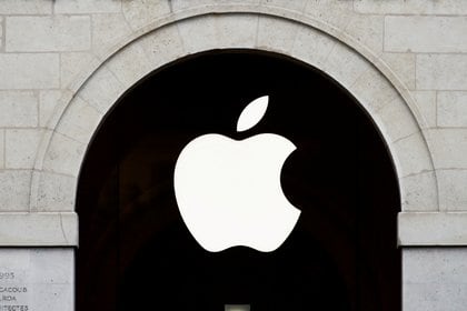 15 de julio de 2020, el logo de Apple en una tienda de París  REUTERS/Gonzalo Fuentes/File Photo