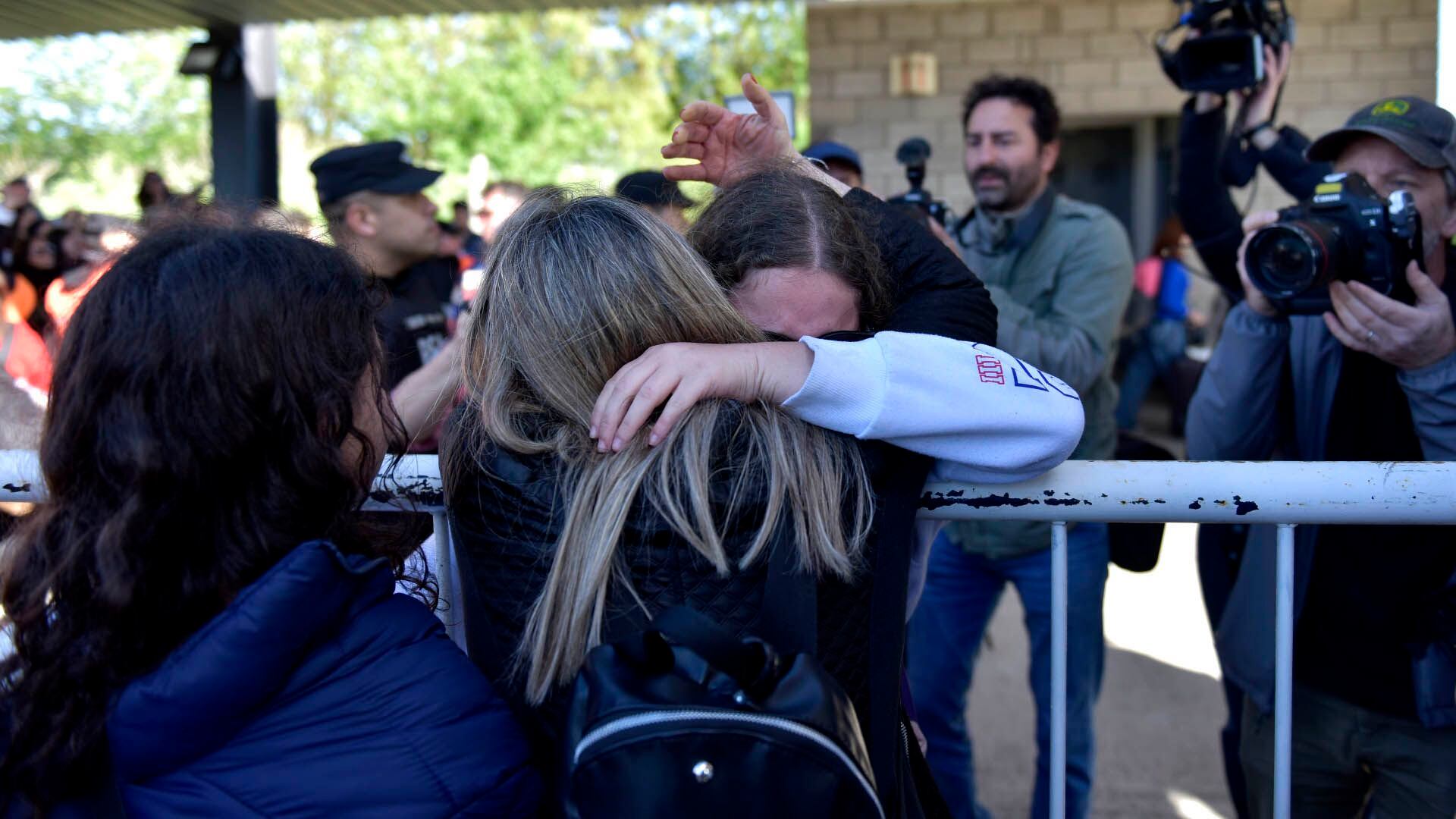 Abrazos interminables a puro llanto entre familiares y jóvenes argentinos que habían quedado en el medio del ataque de Hamas a Israel