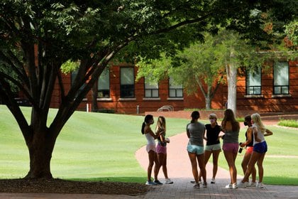 Estudiante en el campus de la universidad North Carolina State (Reuters)
