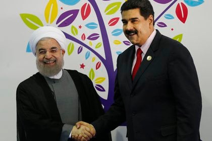 El presidente de Irán, Hassan Rohani; y Nicolas Maduro, durante la inauguración de la cumbre de los Países No Alineados (AP/Archivo)