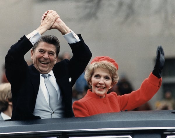 Ronald Reagan, junto a su esposa Nancy, en su desfile de asunción