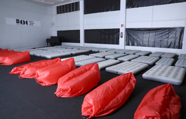 Sala habilitada para descansar en los Teatros del Canal, en Madrid, para los espectadores de “Mount Olympus. To Glorify the Cult of Tragedy”. (EFE/Ballesteros)