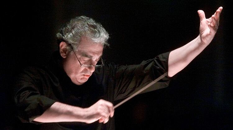 PlÃ¡cido Domingo dirige la Orquesta y el Coro de la Ãpera de Washington durante un ensayo del RÃ©quiem de Verdi en el SalÃ³n de la ConstituciÃ³n de Washington en 2001. (Foto AP / Richard Drew)