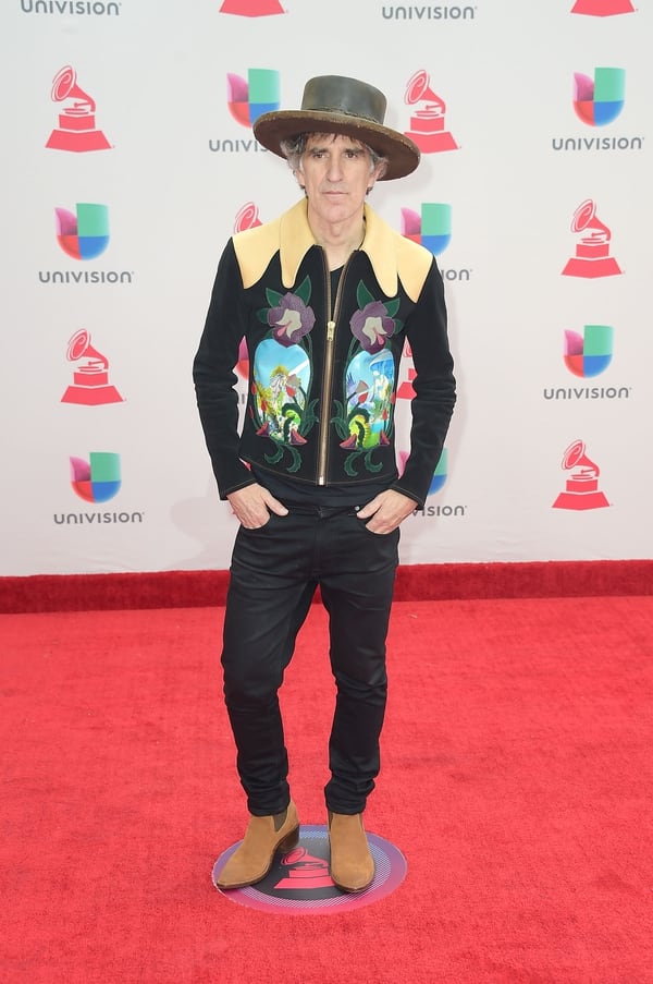 Mikel Erentxun, con un look country. El cantautor venezolano lució una campera estampada con flores, chupines negros, botas texanas y sombrero.