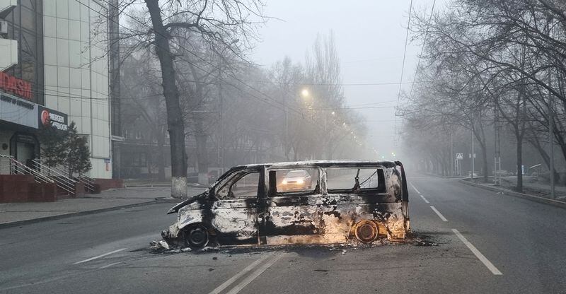 Un vehículo quemado durante las protestas desencadenadas por el aumento del precio del combustible se ve en una carretera de Almaty, Kazajistán (REUTERS/Pavel Mikheyev)