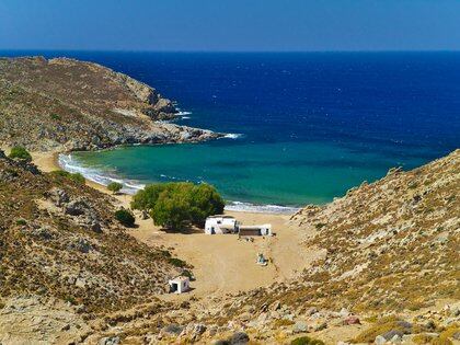 Es el extremo suroeste de Patmos, la isla sagrada del Dodecaneso donde se dice que San Juan se escondió en una cueva para escribir el libro del Apocalipsis. El otro extremo es una playa nudista